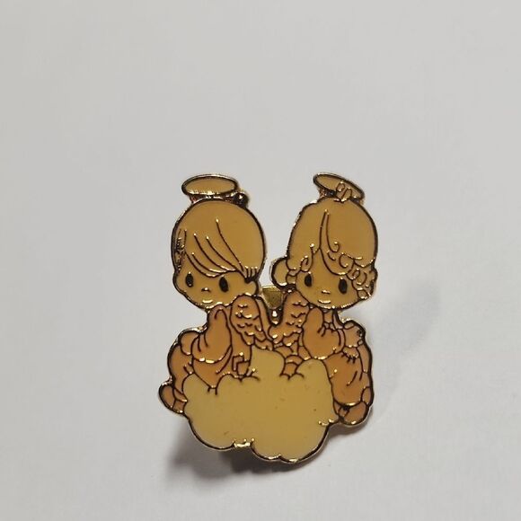 VTG PRECIOUS MOMENTS ANGEL TWINS ON CLOUD PIN BOY GIRL ENAMEL - Picture 1 of 3